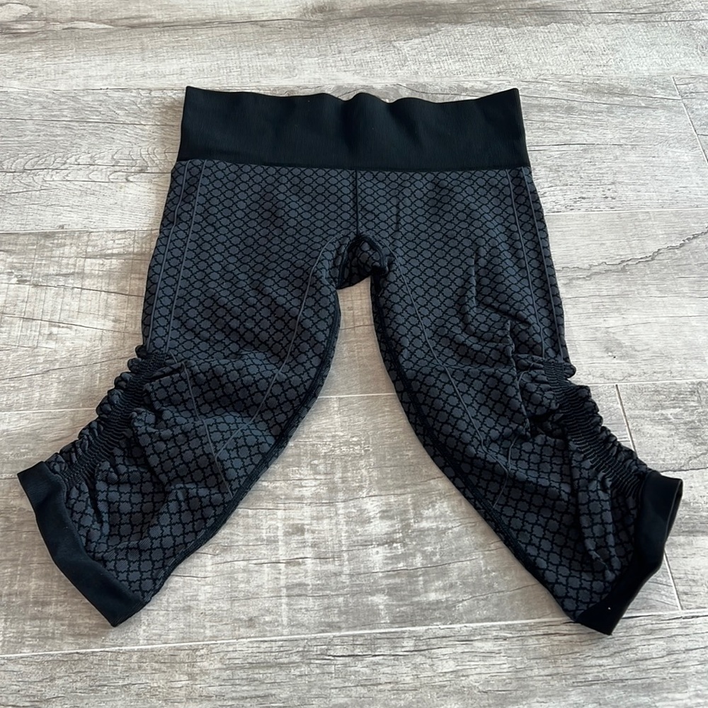 Like New Lululemon Cropped Leggings - Picture 4 of 12